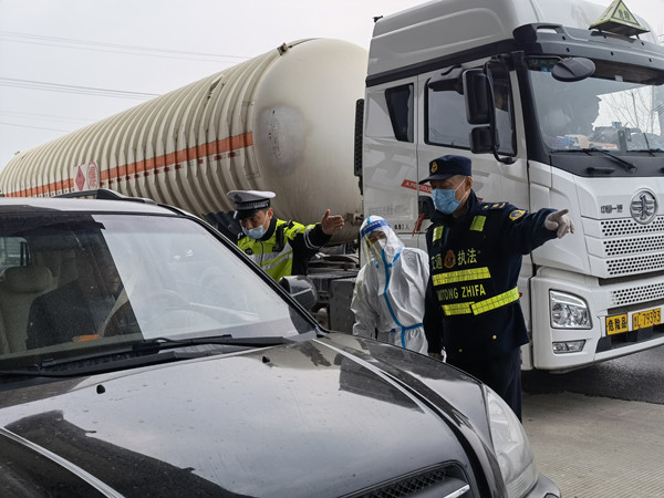 徐州交警坚守一线 筑牢防疫“安全墙” 守好道路货物运输关口